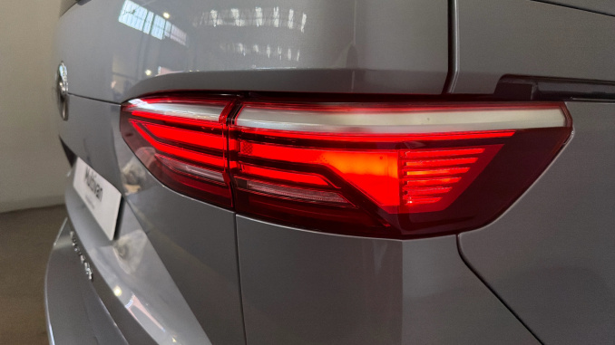 Volkswagen Multivan 1.5 TSI eHybrid Life 5dr 4MOTION DSG Estate - Image 31